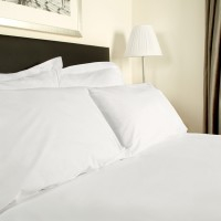 BLENHEIM 100% Cot PERCALE Duv Cov Dbl White 215x235 Red Hem BLENHEIM 100% Cot PERCALE Duv Cov Dbl White 215x235 Red Hem